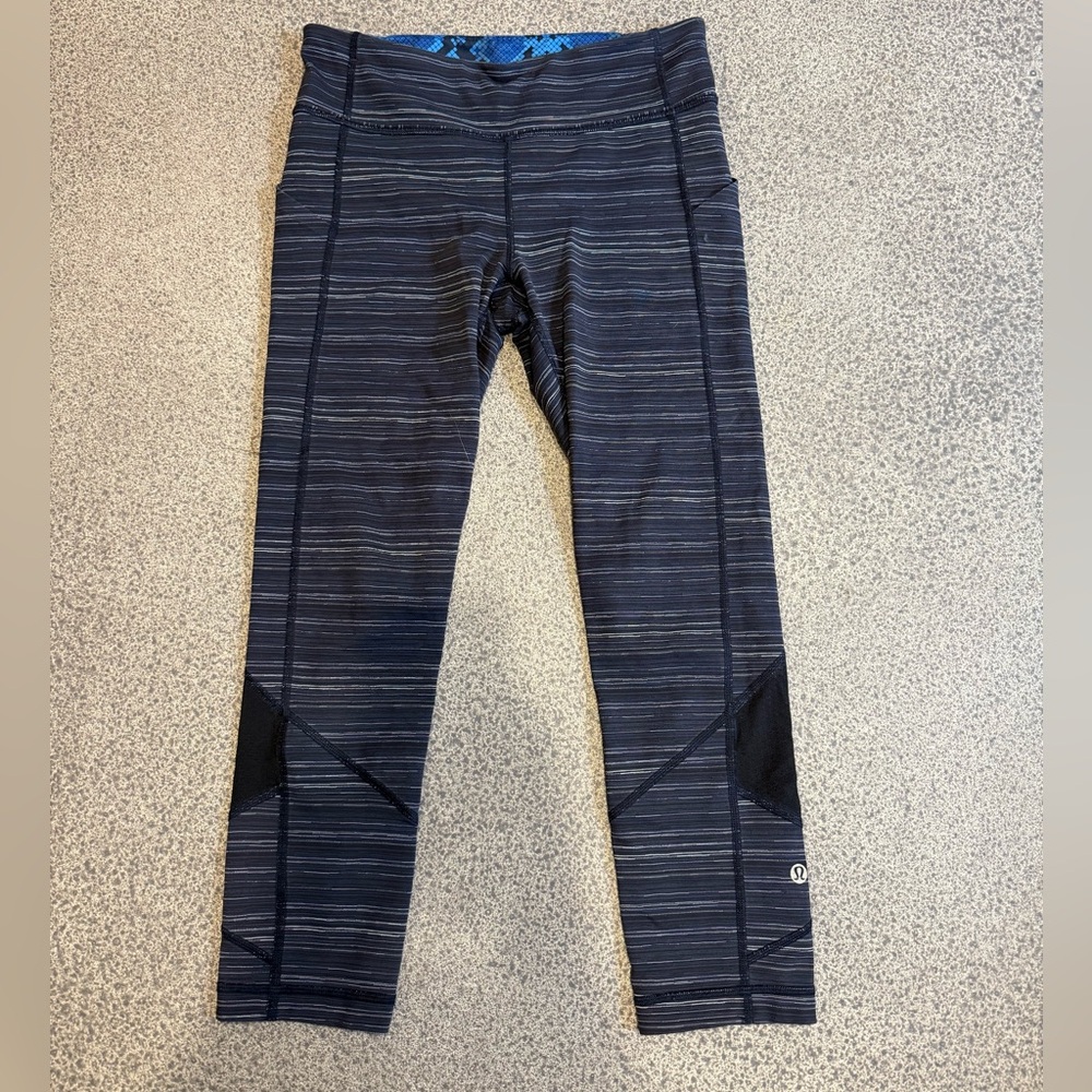 Lululemon 6 Cropped / Capri Striped Black Blue Leggings